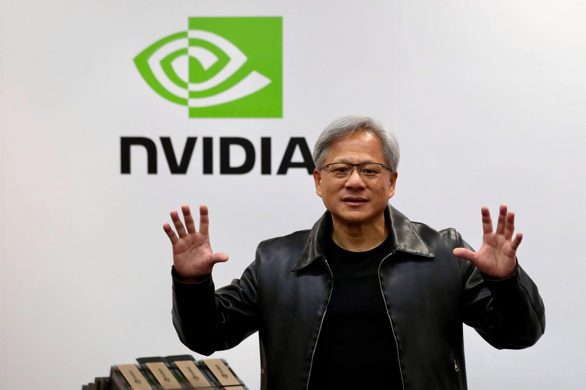 US reportedly looking at curbing AI...