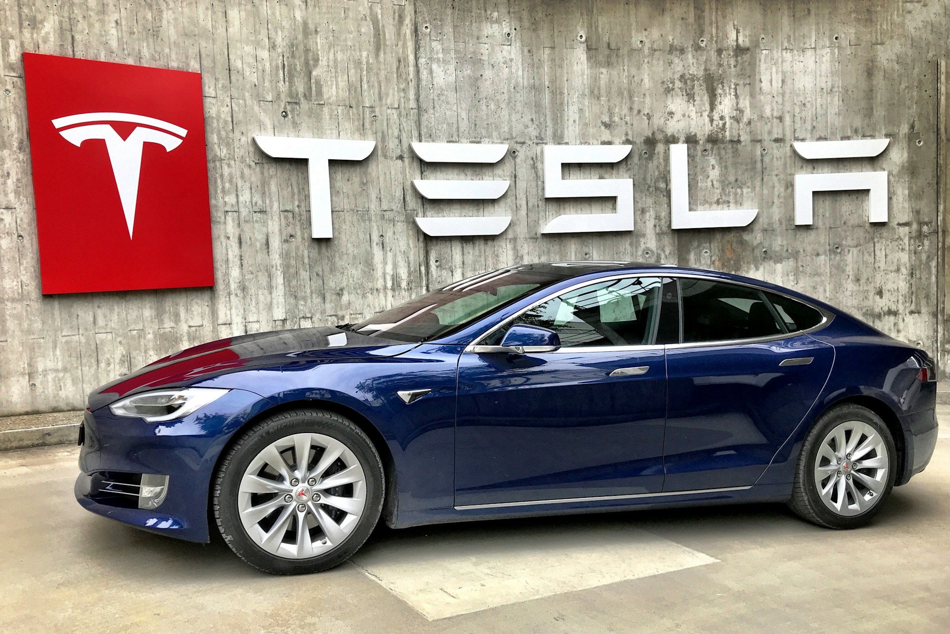 Tesla shares rise as Musk sets...